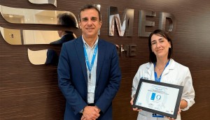 Juan Manuel Candela Moreno, manager van IMED Elche, en Anna Baeza, medisch directeur van het ziekenhuis, met het Quality Health (QH)-zegel