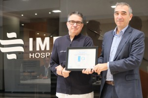 Luis Cuenca, manager van IMED Levante en Bruno Meola, medisch directeur van het ziekenhuis, met de onderscheiding Quality Health (QH)